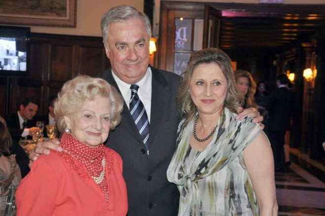 LANÇAMENTO DE OBRA- No jantar comemorativo aos 50 anos do Escritório Prof. René Dotti, uma das mais importantes bancas da capital paranaense, a presença de Marta Tonin, da jornalista e do professor Eduardo de Oliveira Leite, que, em parceria com a Editora Forense, lança a obra Estudos de Direito de Família e Pareceres de Direito Civil, no dia 29, na Saraiva do Crystal. Na ocasião, ele prestará homenagem a Regina Bilac Pinto, que está à frente da Forense, conhecida como a grande dama da editoração jurídica brasileira |