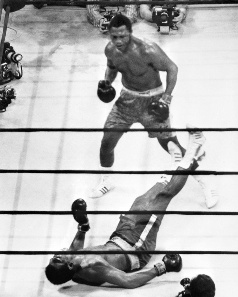 Frasier manda Muhammad Ali para a lona na Luta do Século, em 1975 | AFP