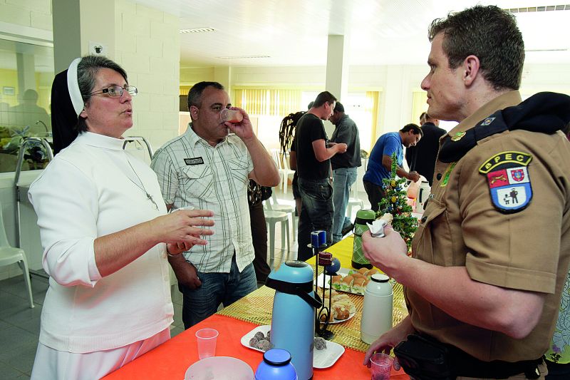 Líderes comunitários e outros moradores da Vila Sabará se reuniram ontem com representantes das Polícias Civil e Militar para tratar de segurança pública | Henry Milleo/ Gazeta do Povo