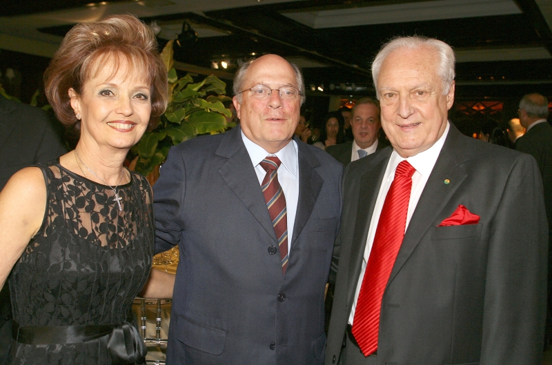O renomado jurista Miguel Reale Jr. (ao centro) com o casal Rosarita e René Dotti no prestigiado jantar em comemoração aos 50 anos do Escritório Professor René Dotti. O evento reuniu centenas de personalidades do mundo social, jurídico e político da capital nesta terça-feira, no Graciosa Country Club | Mauro Campos
