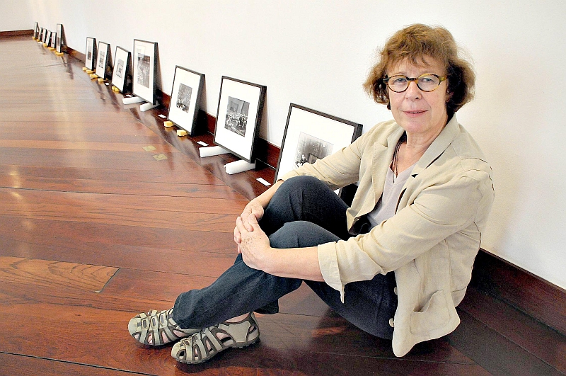 Amanhã a Casa Andrade Muricy abre a exposição Zeitsprung Salto no Tempo, com 96 fotos de Erich Salomon e Barbara Klemm, dois ícones do fotojornalismo alemão. Curitiba é a única cidade do Brasil a receber a mostra. As imagens foram expostas em Quito (Equador) e daqui seguem para La Paz (Bolívia). Salomon foi morto no campo de concentração nazista de Auschwitz, em 1944. Barbara (na foto) está em Curitiba e passou o dia de ontem montando a exposição | Kraw Penas