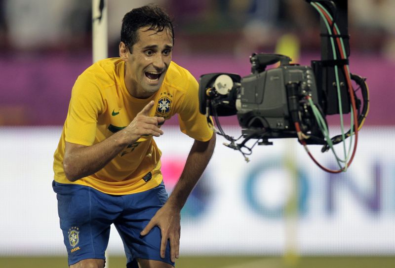 Jonas conversa com a câmera no Estádio do Al Rayyann, em Doha: atacante do Valencia (Espanha) ganhou pontos com o técnico Mano Menezes | Fadi Al-Assaad/ Reuters