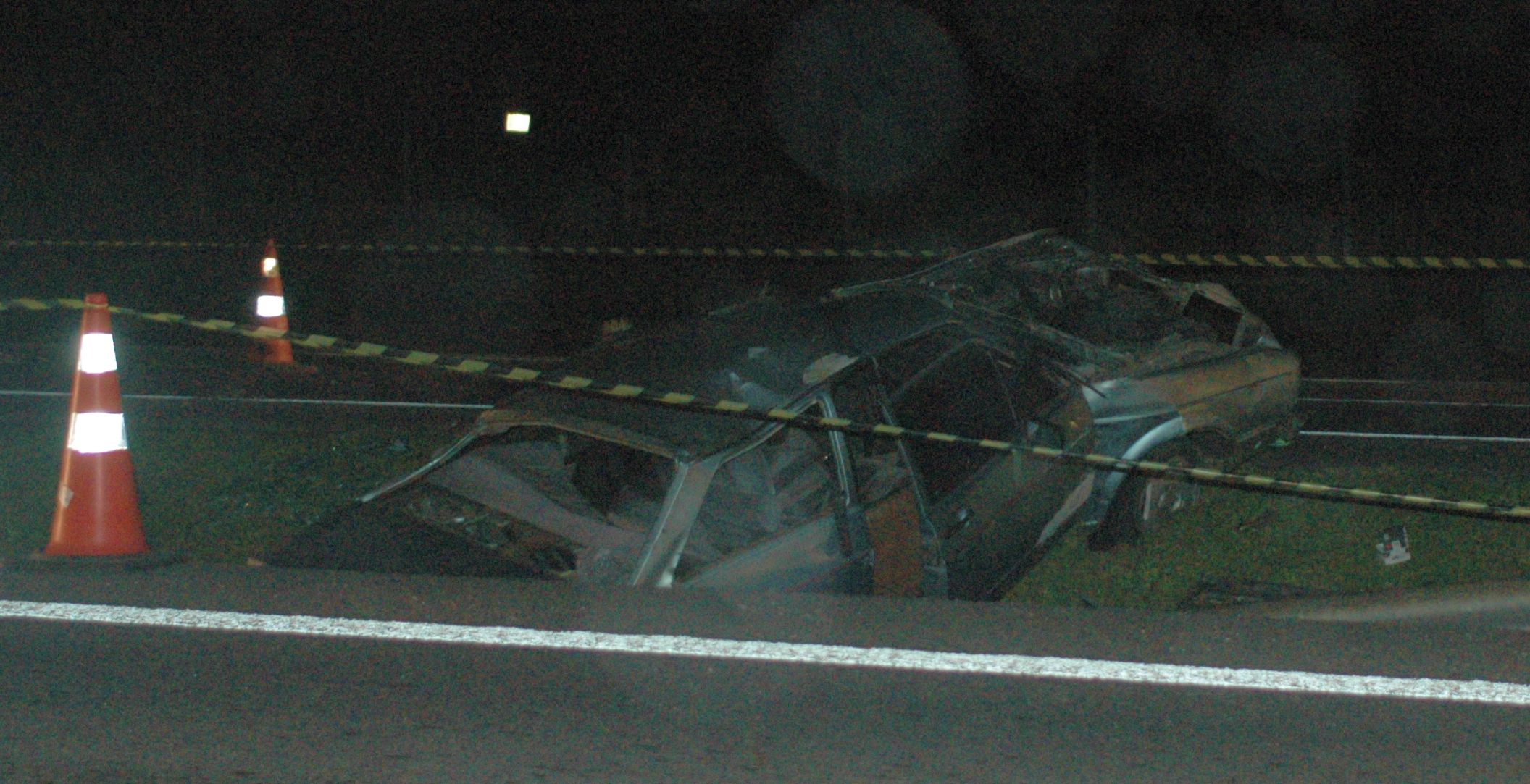 Após atropelar um pedestre, carro tombou no meio da pista | Oswaldo Estaquio