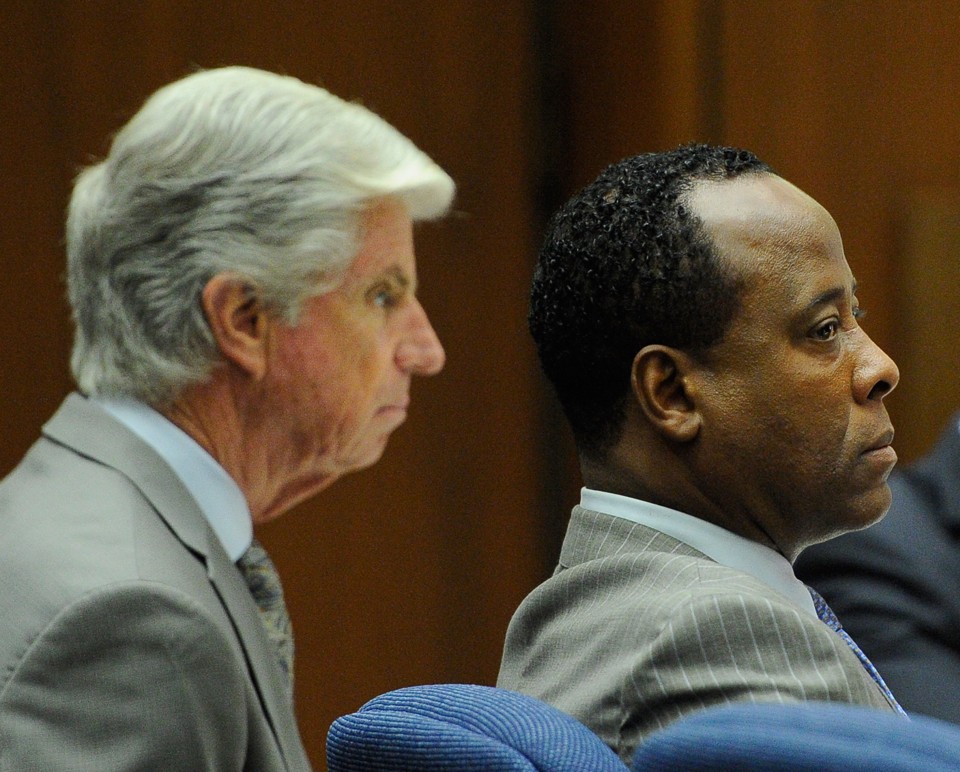 O médico Conrad Murray e seu advogado, Attorney J. Michael Flanagan, durante a sessão de julgamento desta terça-feira (1º) | Kevork Djansezian/AFP Photo
