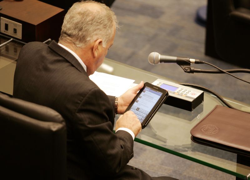 O deputado estadual Luiz Cheida usa o seu Facebook por meio de um tablet, na Assembleia Legislativa do Paraná | Henry Milleo / Gazeta do Povo
