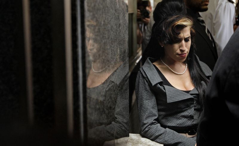 Amy Winehouse teria gravado mais canções sobre luta com as drogas. Capa do novo álbum foi revelada por tabloide | Shaun Curry/AFP
