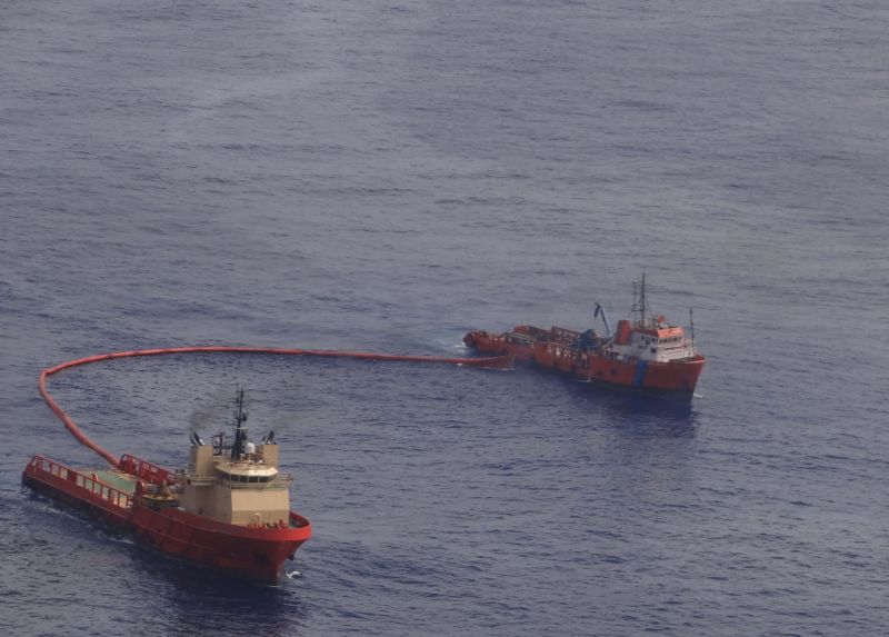 Embarcações da Chevron tentam conter o vazamento na Bacia de Campos, no litoral do Rio | Chevron/Reuters