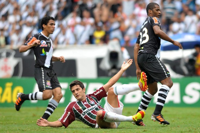 Marquinho, do Fluminense, reclama de falta. Derrota no último minuto tira o Flu da briga do título e mantém o sonho do Vasco | 