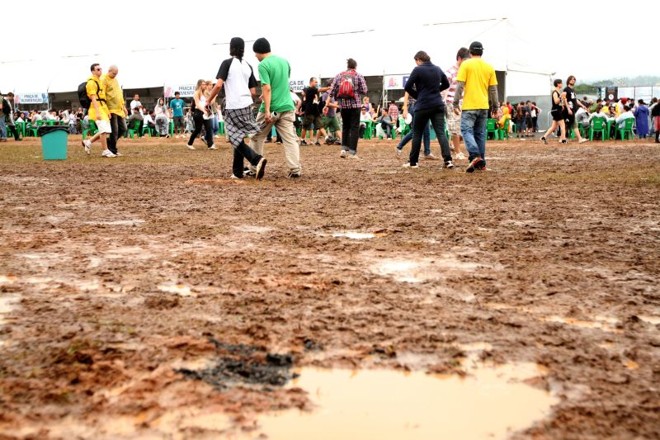 Público fez malabarismos para escapar das poças e não cair na lama |