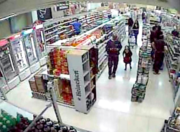 Câmera de segurança de um mercado flagrou o suspeito com uma das crianças | Divulgação/Polícia Civil