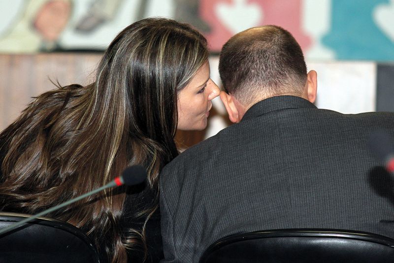 Cláudia cochicha com seu advogado: jornalista disse não saber que não poderia participar da licitação | Walter Alves/ Gazeta do Povo