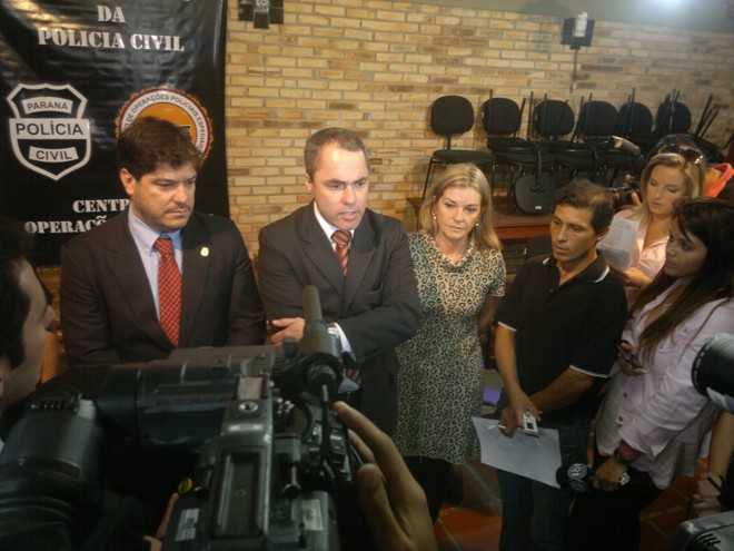 O chefe da Polícia Civil, Marcus Vinícius Michelotto, fala entre os delegados Alexandre Macorin e Vanessa Alice | 