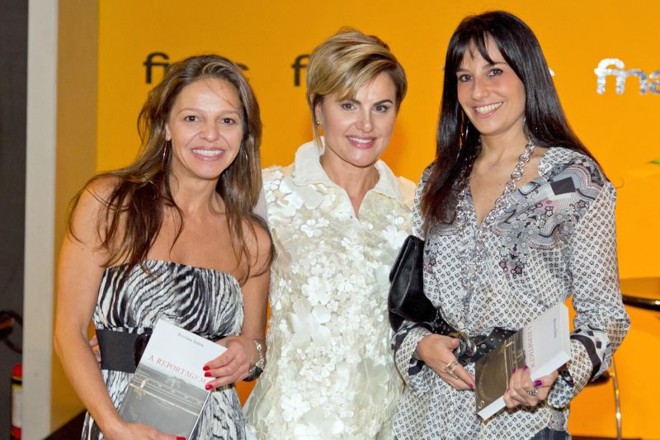 COMEMORAÇÃO AGRADÁVEL- Bettina de Souza Muradás lançou o seu livro A Reportagem na Fnac, em evento que reuniu amigos e convidados. Entre as presentes, Silvana Trombini e Karla de Almeida Santos, que cumprimentaram a autora (no centro) pelo sucesso |
