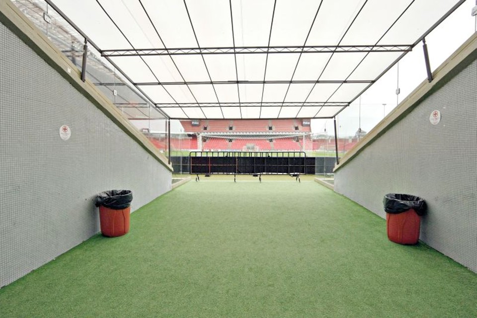 Vista da Arena da Baixada a partir da saída do vestiário do estádio: 900 policiais vão trabalhar para impedir confrontos e depredação | Antonio More/ Gazeta do Povo
