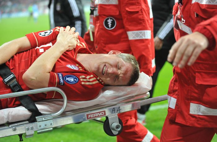 Schweinsteiger sai de campo contra o Napoli sentindo dores no ombro | Andreas Gebert/ EFE