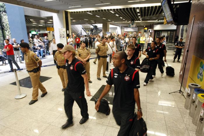 Policiamento foi desnecessário diante da ausência da torcida na chegada do Atlético ao Aeroporto Afonso Pena | Albari Rosa / Gazeta do Povo