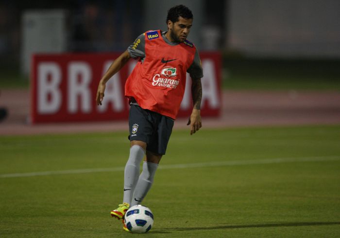 O lateral-direito Daniel Alves cumpriu suspensão contra o Gabão e volta ao Brasil para enfrentar o Egito | Mowa