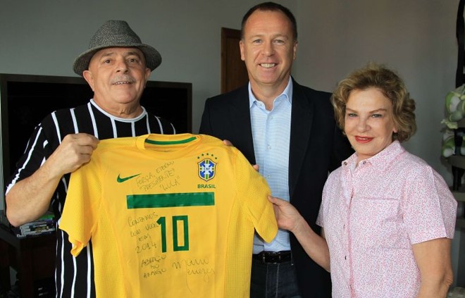 Lula recebeu a visita do técnico Mano Menezes e ganhou a camisa 10 da seleção |