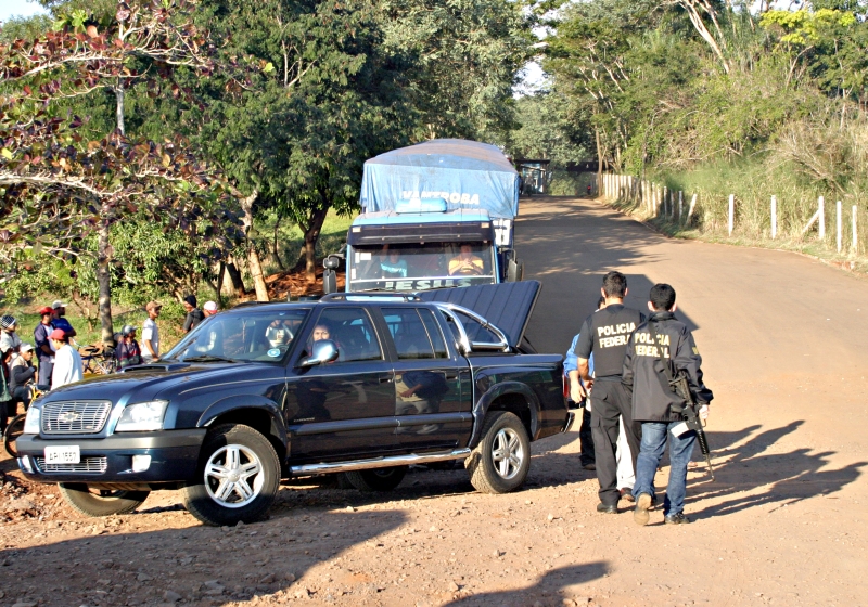 Polícia tem de agir agora em estradas rurais utilizadas pelo crime como caminho para o contrabando e o tráfico de drogas: barreiras e revistas minuciosas | Fotos: Christian Rizzi/Gazeta do Povo
