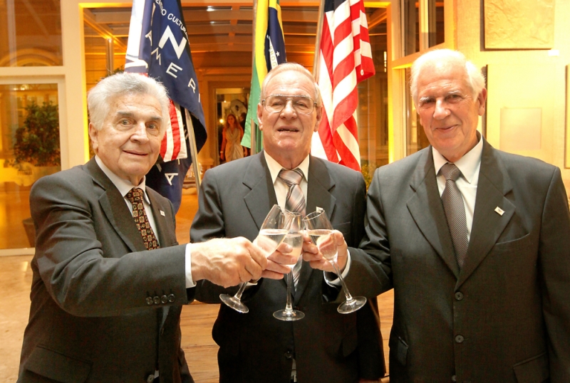 O Centro Cultural Brasil-Estados Unidos de Curitiba (Inter Americano) comemorou seus 70 anos de fundação com um concorrido jantar no Castelo do Batel. Os anfitriões foram Diniz Mehl Andrusko (à esq.), presidente do Conselho de Administração; Clarício Paulo Casagrande (ao centro), diretor-presidente; e Noel Samways (à dir.), diretor de cursos do Inter | Julio Cesar Souza