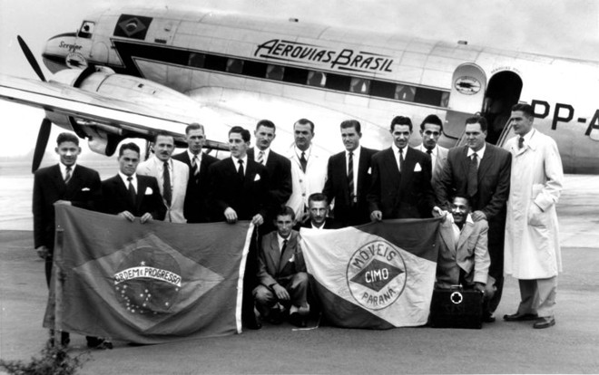 Time de futebol de funcionários dos Móveis Cimo embarca em avião da Aerovias Brasil. Quem seriam eles? E a data então? Provavelmente na década de 1950 |