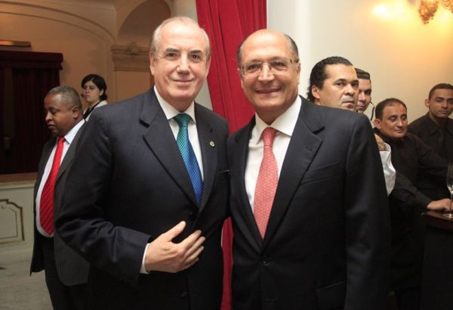 O governador de São Paulo, Geraldo Alckmin, que é médico, prestigiou a posse da nova diretoria da Associação Médica Brasileira, realizada no Teatro Municipal da capital paulista. O ex-presidente da Associação Médica do Paraná José Fernando Macedo(à esq.) assumiu uma das vice-presidências da entidade. |