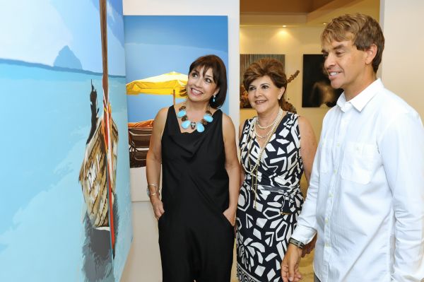 Zilda Fraletti (à esq.) e o artista plástico Raphael Langowski receberam Norma Camargo (ao centro) no coquetel de abertura da exposição dele na galeria dela, no Design Center. A mostra, com o tema praia, permanece aberta até 26 de novembro | Gerson Lima