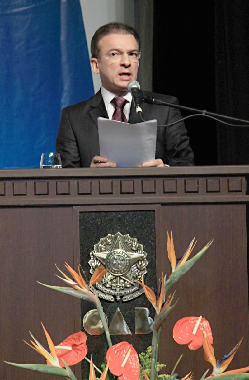 O ensino jurídico no Brasil registra hoje um estado caótico e o MEC, reduzindo cada vez mais as exigências de qualidade dos cursos, só favorece os donos das indústrias de diplomas.
Ophir Cavalcante Júnior, presidente do Conselho Federal da OAB | Elton Damasio/ Gazeta do Povo