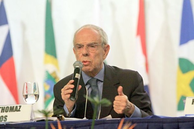 O ex-ministro da Justiça Márcio Thomaz Bastos defendeu a reserva de vagas para negros, mas disse que as cotas