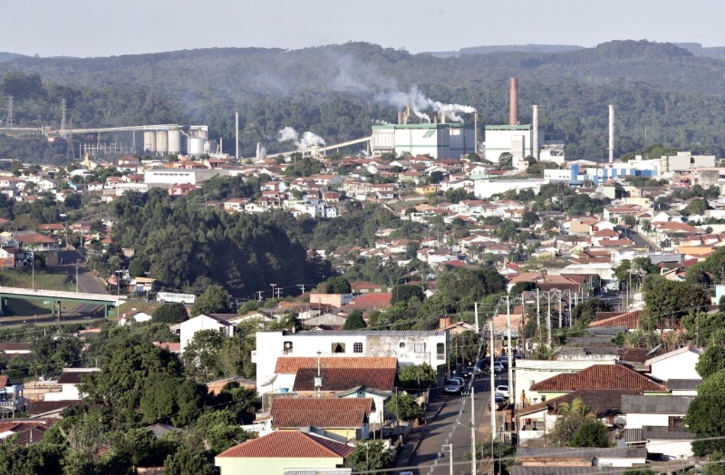 Vista urbana de Telêmaco com a Klabin ao fundo: 95% do território da cidade é coberto de pinus para o extrativismo