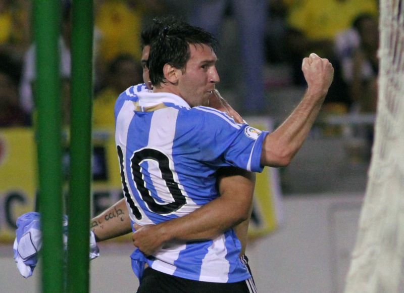 Messi marcou o primeiro gol da Argentina contra a Colômbia. Na foto, ele abraça Aguero, autor do segundo gol | AFP