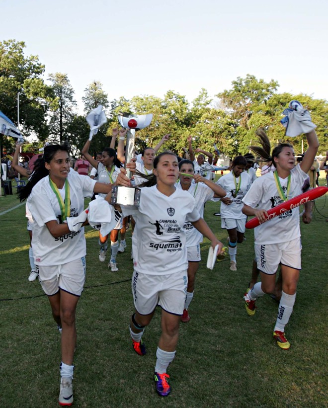 Jogadoras do Foz comemoram com a taça, no Estádio Pedro Basso |