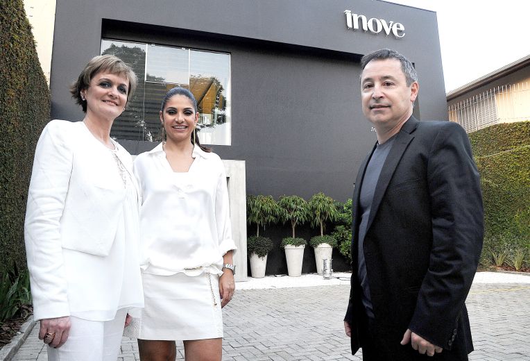 O casal Eviete Dacól e Alceu Bomfim Junior (nas pontas), diretores do Grupo Inove, lançou na terça-feira, durante movimentado coquetel, a Inove Empresarial, que conta com 11 ambientes comerciais, corporativos e área de lazer. Também na foto, a arquiteta Carla Kiss (ao centro), que assina o projeto da nova loja e um dos espaços, a Cave Inove | Kraw Penas