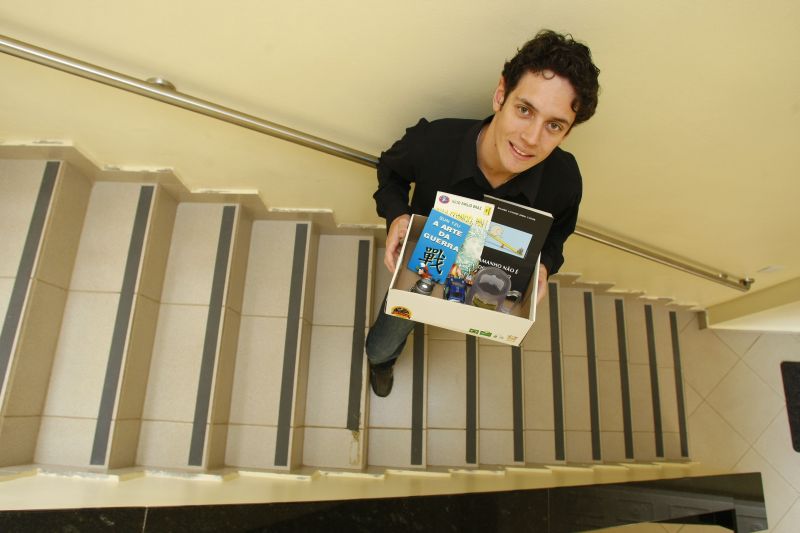 O empresário Renan Kaminski e os objetos que levará ao Bota pra trocar | Daniel Castellano/ Gazeta do Povo