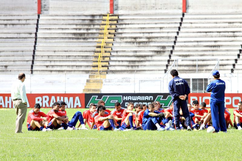 Jogadores e comissão técnica do Tricolor conversam sobre a semana decisiva do clube, que luta no tapetão contra o rebaixamento no Estadual e em campo contra a queda à Terceirona do Brasileiro | Elton Damásio/ Gazeta do Povo