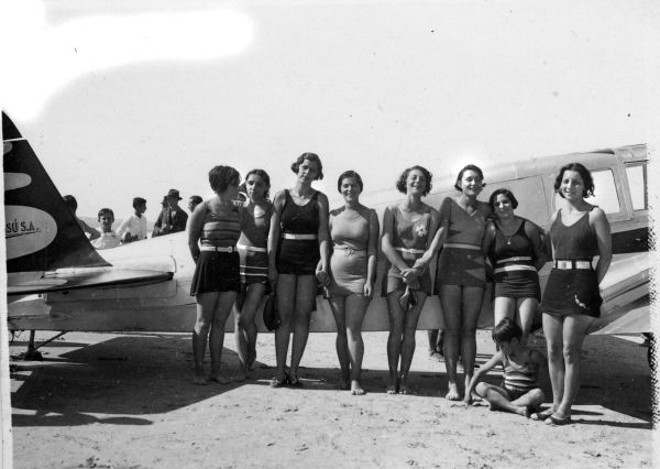 Avião do Aerolloyd na praia de Matinhos, em 1938. Quem seriam as banhistas que posam junto a ele? |