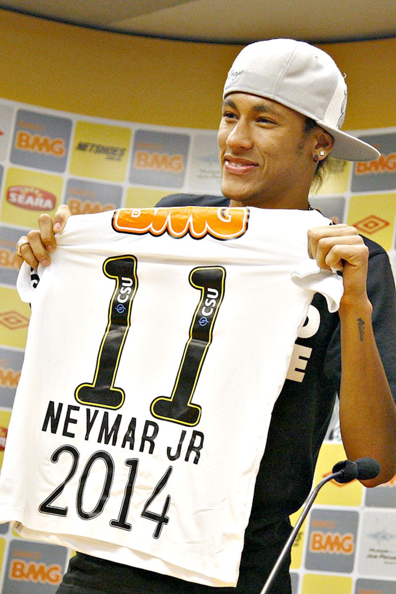 Neymar mostra a camisa feita especialmente para o anúncio de sua permanência | Ricardo Saibun/ Santos FC