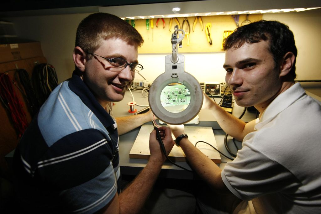 Os formandos Ronivan Mânica e Vinícius Cardoso de Vargas, do curso de Engenharia Elétrica da PUCPR, apresentarão um protótipo do aparelho que desenvolveram | Albari Rosa/Gazeta do Povo
