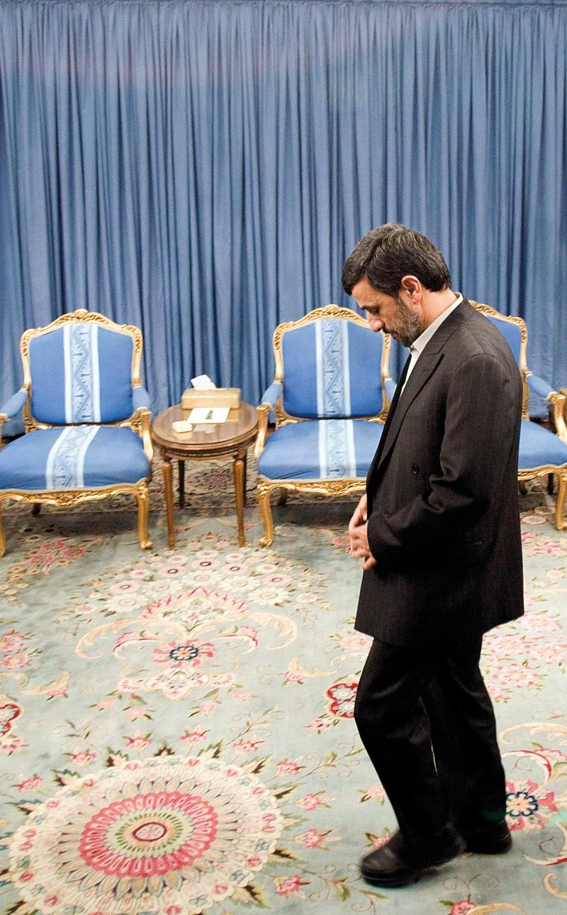 O presidente do Irã, Mahmoud Ahmadinejad, em seu gabinete. Teerã diz que relatório de agência da ONU é fabricado | Raheb Homavandi/Reuters