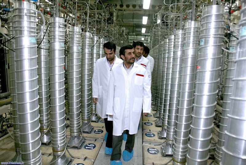 Imagem de 2008 mostra o presidente iraniano, Mahmoud Ahmadinejad, durante visita às instalações de enriquecimento de urânio em Natanz, ao sul de Teerã | Presidência do Irã/AFP