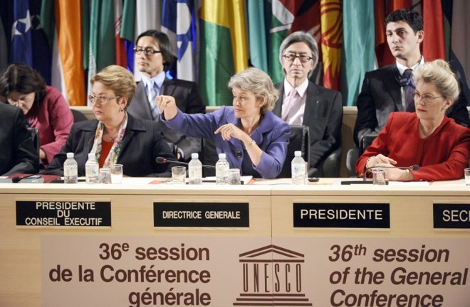 Irina Bokova (centro), diretora-geral da Unesco, durante a sessão que aprovou a Palestina como membro pleno da organização | Miguel Medina/AFP