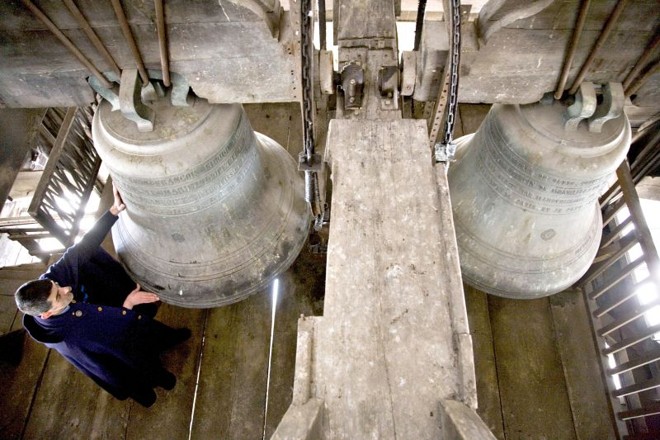 Os quatro sinos localizados nas torres norte da Catedral de Notre-Dame, em Paris, tocam a cada 15 minutos todos os dias: artefatos soaram em momentos históricos, como o fim da 1ª Guerra Mundial | Fotos: Nigel Dickinson/The New York Times