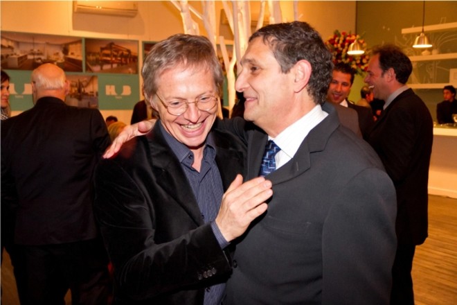 O empresário Jean-Luc Jadoul (à esq.) cumprimenta o anfitrião João Auada Júnior, diretor de negócios da construtora e incorporadora Tecnisa, no badalado coquetel de apresentação do HUB (Home Urban Business), realizado na noite de quarta-feira | 