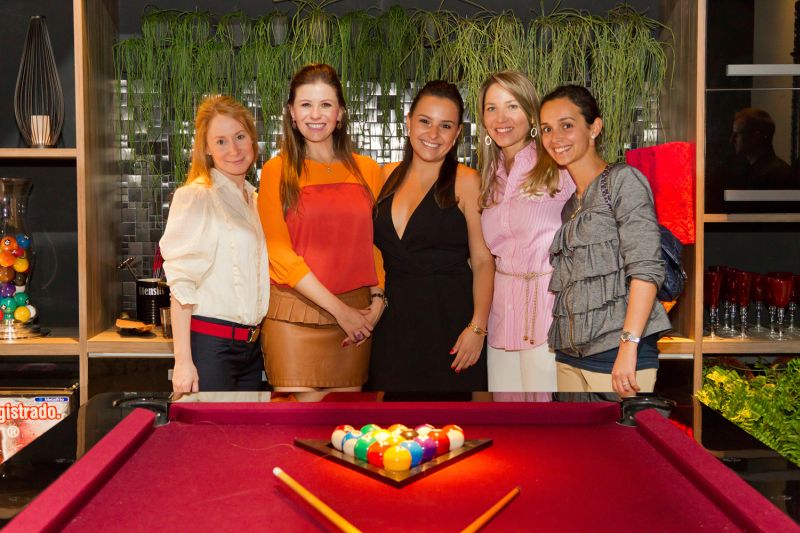 As arquitetas Flávia (de laranja) e Roberta Bonet (de preto) promoveram um animado coquetel em seu espaço Sala de Jogos da mostra Morar Mais por Menos, na última quarta-feira. Entre as amigas que foram prestigiar as duas primas estavam Celina Ogalha (à esq.), Ivanise Lisboa e Ana Paula Rocco (ambas à dir.) | Naideron Jr.