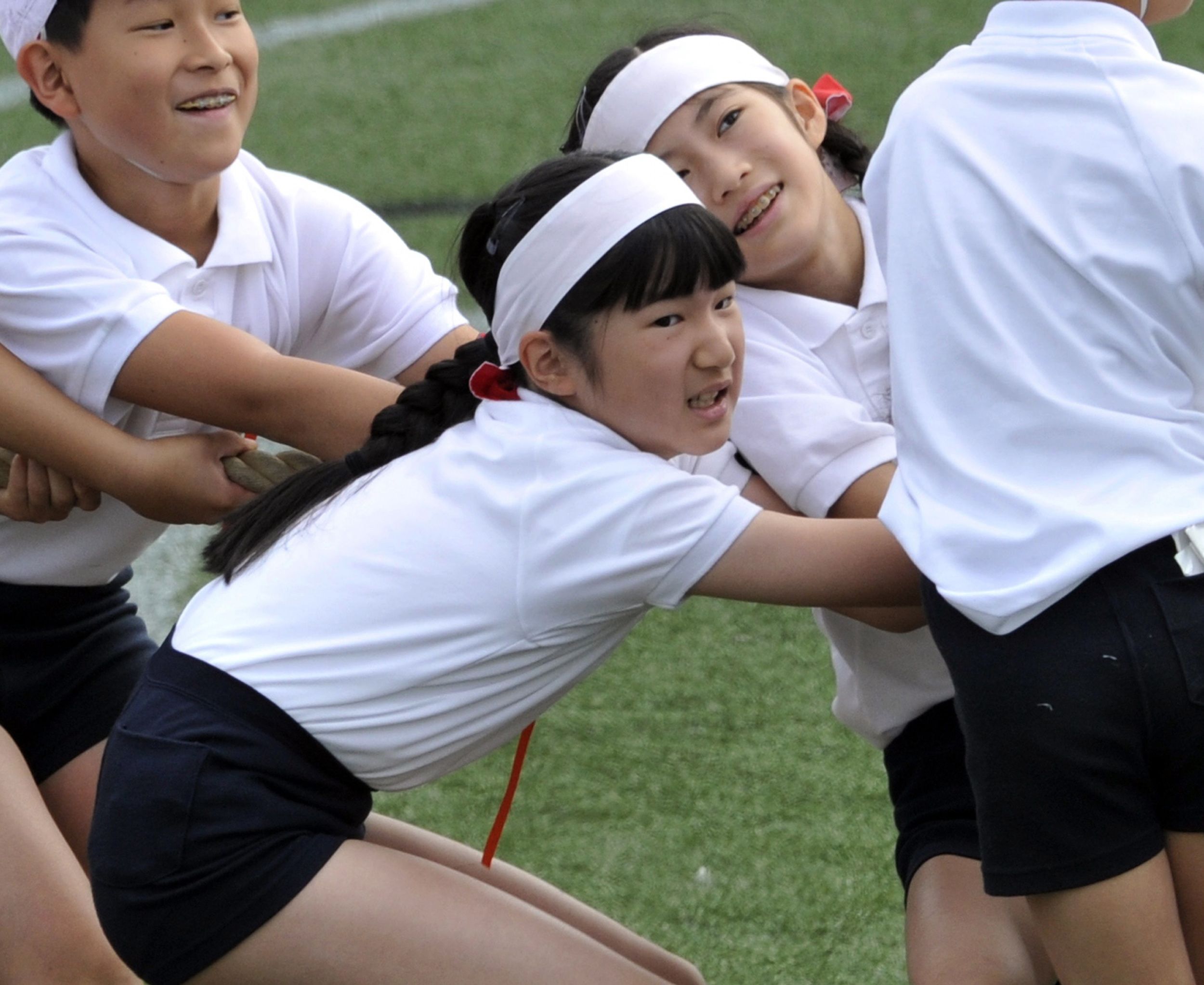 Imagem de arquivo da princesa Aiko, do Japão, participando de cabo-de-guerra em festival em escola de Tóquio | AFP PHOTO / FILES / Yoshikazu TSUNO
