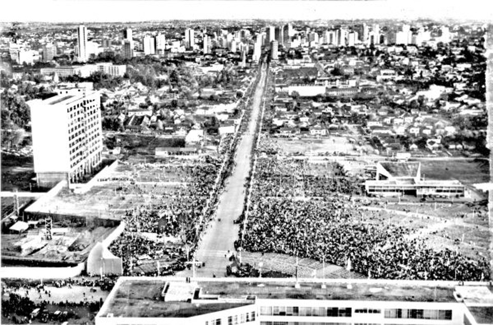 Vista aérea de Curitiba, tendo o Centro Cívico e a Avenida Cândido de Abreu em primeiro plano. A foto é de maio de 1960. Não existiam os prédios da Assembleia e da prefeitura. Estava sendo realizado o Congresso Eucarístico Provincial | Acervo histórico CD