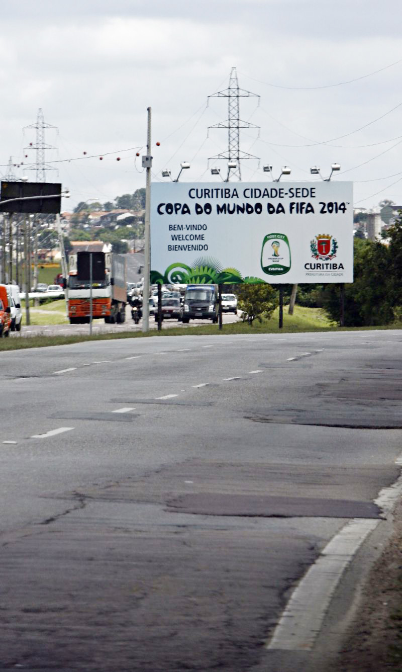 Placa alusiva ao Mundial de 2014 na Avenida das Torres: número de visitantes na cidade deve ficar abaixo das previsões | Priscila Forone/ Gazeta do Povo