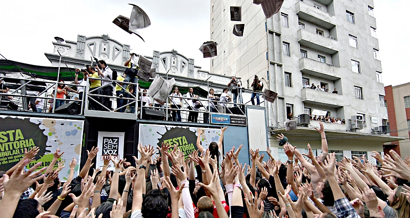 Candidatos foram até a Praça Carlos Gomes para esperar e festejar o resultado | Felipe Rosa/ Gazeta do Povo