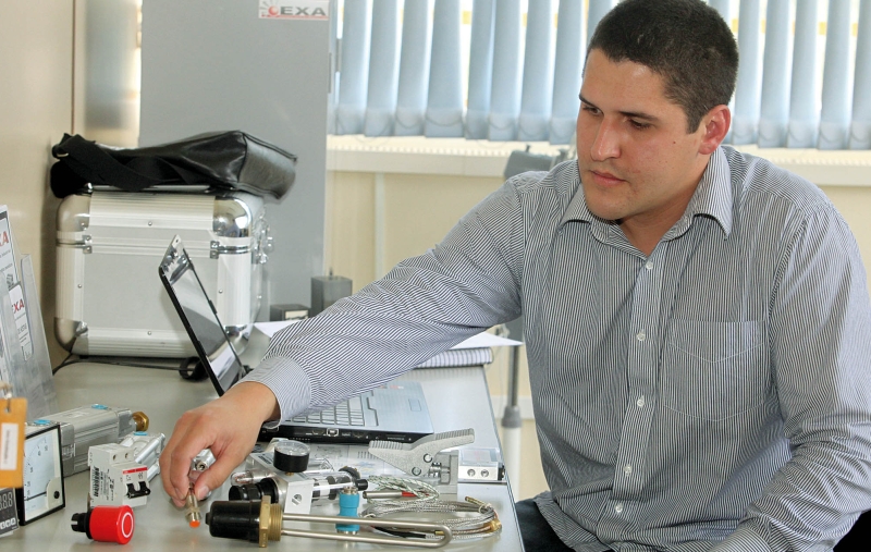 Fábrica de máquinas de assar hóstias de Theodoro Bahniuk Neto, 25 anos, será uma das primeiras empresas a se instalar no polo | Dirceu Portugal/ Gazeta do Povo