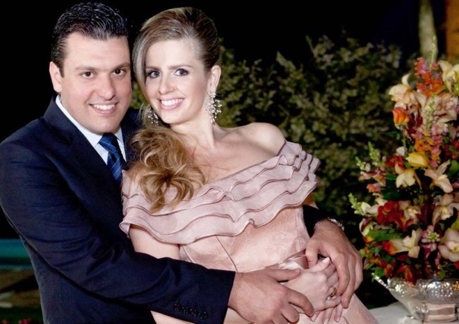 Casamento de destaque- Os amigos Lucia Hele­na e des. Oto Spo­nholz receberam con­vidados na última se­mana, em agradável jantar em comemo­ração ao casamento civil da filha Luciana com o médico José Roberto Pengo Junior, no restaurante Chalet Suisse. Dois dias mais tarde, os noivos cele­braram o casamento com elegante festa no Clube Curitibano | 